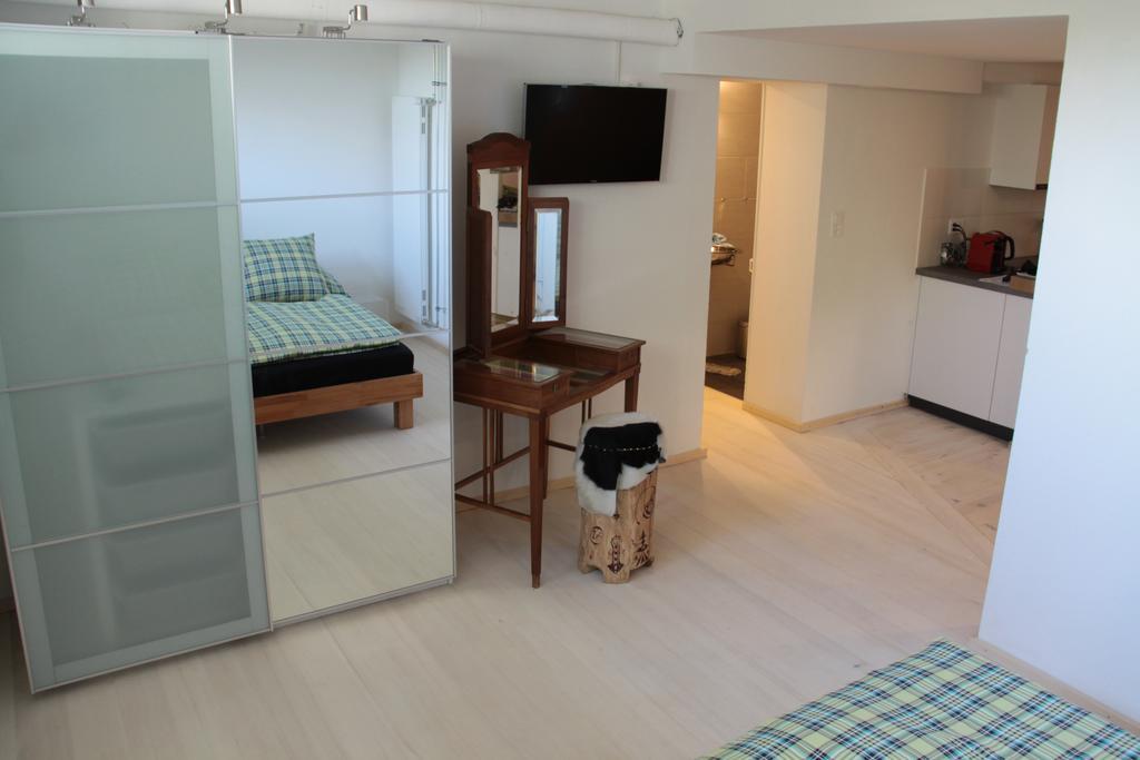 Bed and Breakfast Swiss Borzoi House Vully-les-Lacs Zimmer foto
